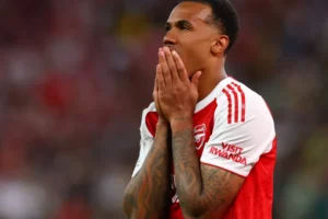Gabriel Magalhães quebra silêncio após perder pênalti contra o PSG