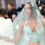 Georgina homenageia fé e família com look marcante no Met Gala