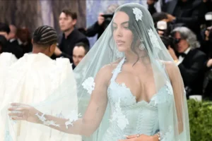 Georgina homenageia fé e família com look marcante no Met Gala