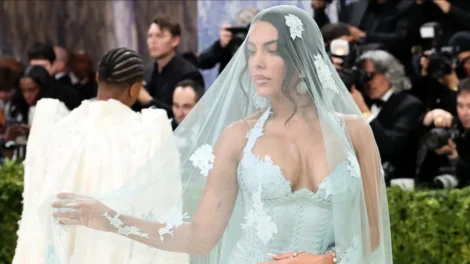Georgina homenageia fé e família com look marcante no Met Gala