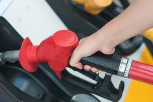 Governo cria subsídio de até R$ 0,89 para segurar preço da gasolina