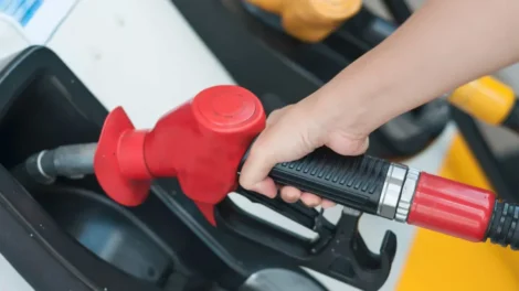 Governo cria subsídio de até R$ 0,89 para segurar preço da gasolina