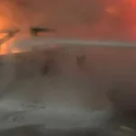 Homem bate Porsche em grade, carro pega fogo e motorista desaparece