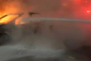 Homem bate Porsche em grade, carro pega fogo e motorista desaparece