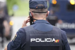 Homem mata ex-mulher na rua na Espanha; testemunhas acorrentam suspeito