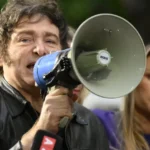 Imprensa volta a sede do governo Milei após 11 dias de bloqueio a jornalistas