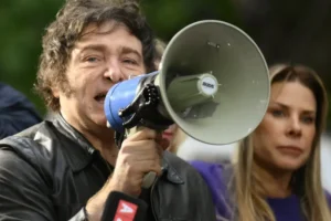 Imprensa volta a sede do governo Milei após 11 dias de bloqueio a jornalistas