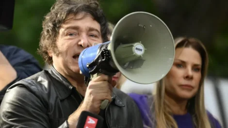 Imprensa volta a sede do governo Milei após 11 dias de bloqueio a jornalistas
