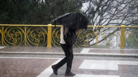Inmet emite alertas amarelo e laranja para chuvas intensas e vendaval em 24 Estados