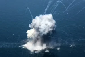 Irã atinge navio de guerra dos EUA com mísseis no Estreito de Ormuz