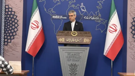 Irã avalia abrir Hormuz sem dar passagem para os EUA, diz porta-voz