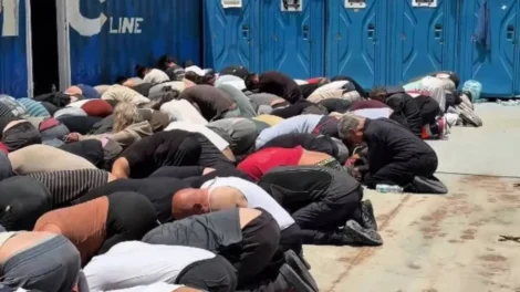 Israel deporta ativistas após vídeo do grupo amarrado e ajoelhado causar crise diplomática