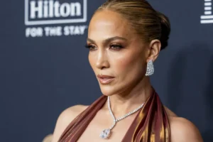 Jennifer Lopez descarta novo romance e diz viver melhor fase da solteirice