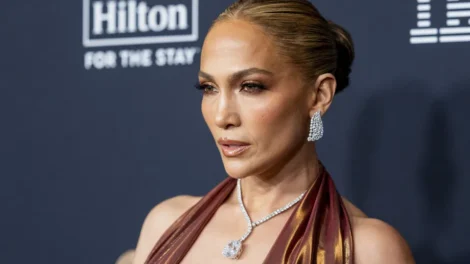 Jennifer Lopez descarta novo romance e diz viver melhor fase da solteirice