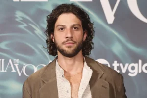 João Vicente diz que ator da Globo 'imita' Chay Suede e causa euforia na web
