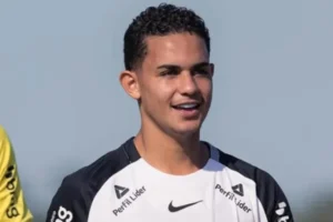 Jogador do Corinthians agride árbitro após expulsão em jogo do Brasileirão