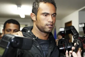 Juiz mantém prisão, e goleiro Bruno é transferido para presídio em Bangu