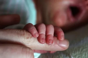 Justiça condena hospital de Goiás por troca de bebês