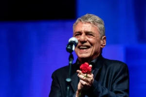 Justiça do Rio decide a favor de Chico Buarque contra a Meta