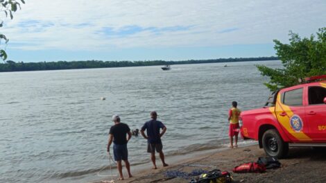 Mãe e filha morrem após veículo cair no Rio Paraná, em Porto Rico