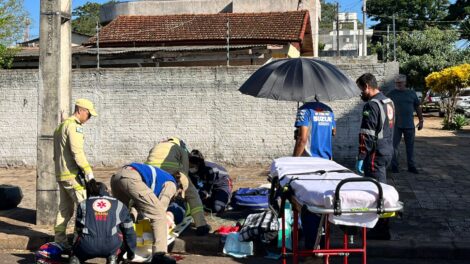Mãe e filho sofrem ferimentos graves após acidente de trânsito no Jardim Alvorada, em Maringá