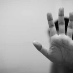 Mãe é presa por cárcere e abuso sexual de filha com síndrome de Down