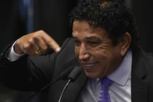 Magno Malta dá tapa na cara de técnica durante exame no DF: "Imunda"