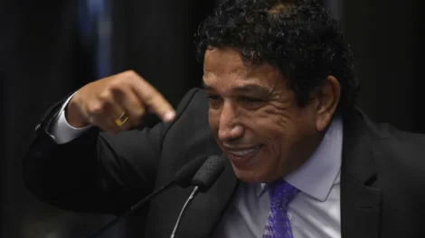 Magno Malta dá tapa na cara de técnica durante exame no DF: "Imunda"