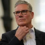 Mais de 70 deputados pedem saída de Keir Starmer após crise