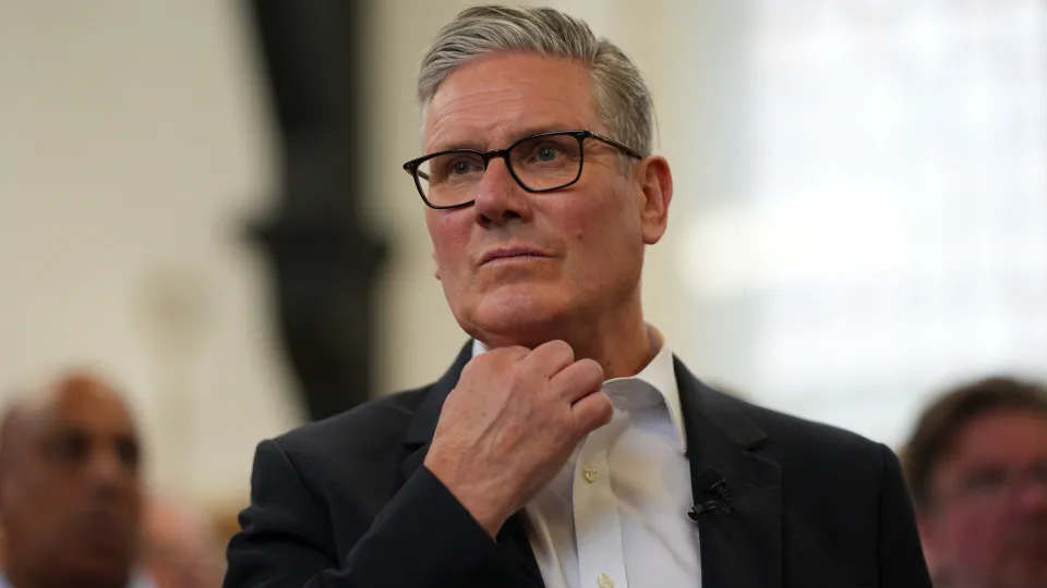 Mais de 70 deputados pedem saída de Keir Starmer após crise