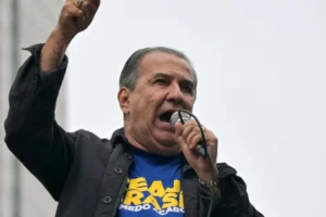 Malafaia diz ser alvo de perseguição do STF em culto ao lado de Flávio Bolsonaro no Rio