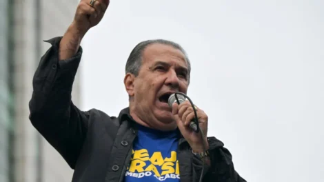Malafaia diz ser alvo de perseguição do STF em culto ao lado de Flávio Bolsonaro no Rio