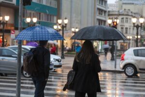 Maringá deve registrar chuva e queda de temperatura nos próximos dias, aponta Simepar