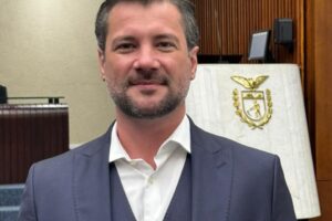 Médico de Maringá recebe honraria por trajetória dedicada à saúde e à medicina paranaense