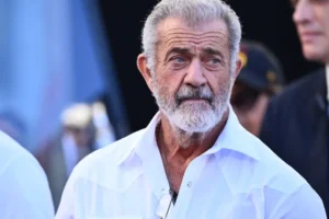 Mel Gibson é flagrado aos beijos com atriz 26 anos mais nova em Roma