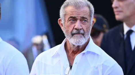 Mel Gibson é flagrado aos beijos com atriz 26 anos mais nova em Roma