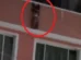 Menino de 2 anos cai de varanda e é salvo por vizinhos na Colômbia; vídeo