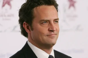 “Meu filho era só um corpo”: mãe de Matthew Perry faz relato devastador