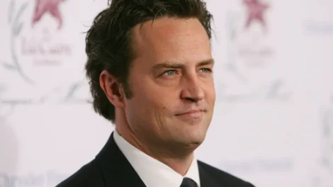 “Meu filho era só um corpo”: mãe de Matthew Perry faz relato devastador