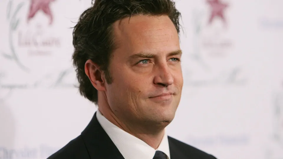 “Meu filho era só um corpo”: mãe de Matthew Perry faz relato devastador