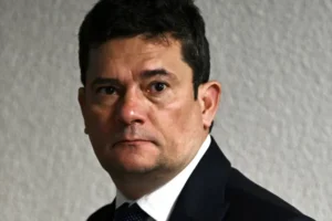 Moro se lança no PR ao lado de Flávio, ataca Lula e chama ato de Trump sobre PCC e CV de 'extraordinário'