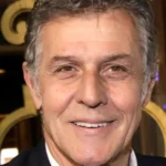 Morre Pierre Deny, ator de “Emily em Paris”, aos 69 anos