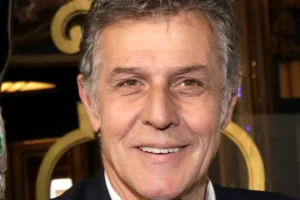 Morre Pierre Deny, ator de “Emily em Paris”, aos 69 anos