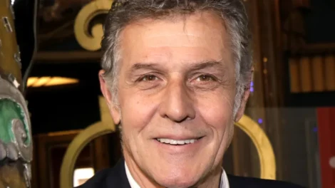 Morre Pierre Deny, ator de “Emily em Paris”, aos 69 anos
