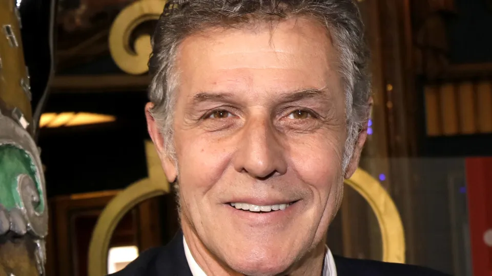 Morre Pierre Deny, ator de “Emily em Paris”, aos 69 anos