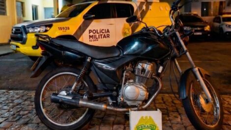 Moto com mais de R$ 30 mil em multas de trânsito é apreendida em Sarandi