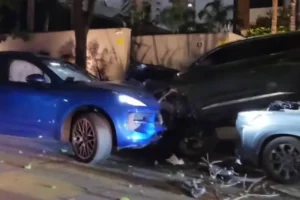 Motorista de Porshe bate em carros estacionados e é preso por embriaguez em SP
