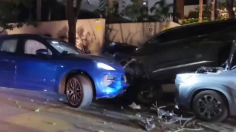 Motorista de Porshe bate em carros estacionados e é preso por embriaguez em SP