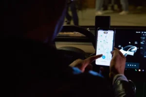 Motorista de aplicativo é agredido no aeroporto de Guarulhos, e táxis são vandalizados após confusão