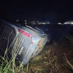 Motorista desvia de veículo e ônibus tomba em ribanceira na PRC-158